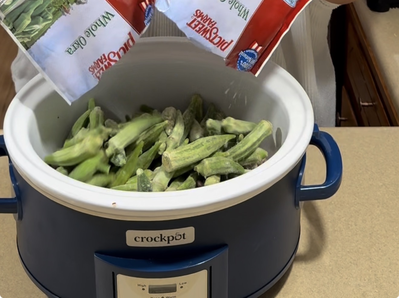 A crock pot with food in it.